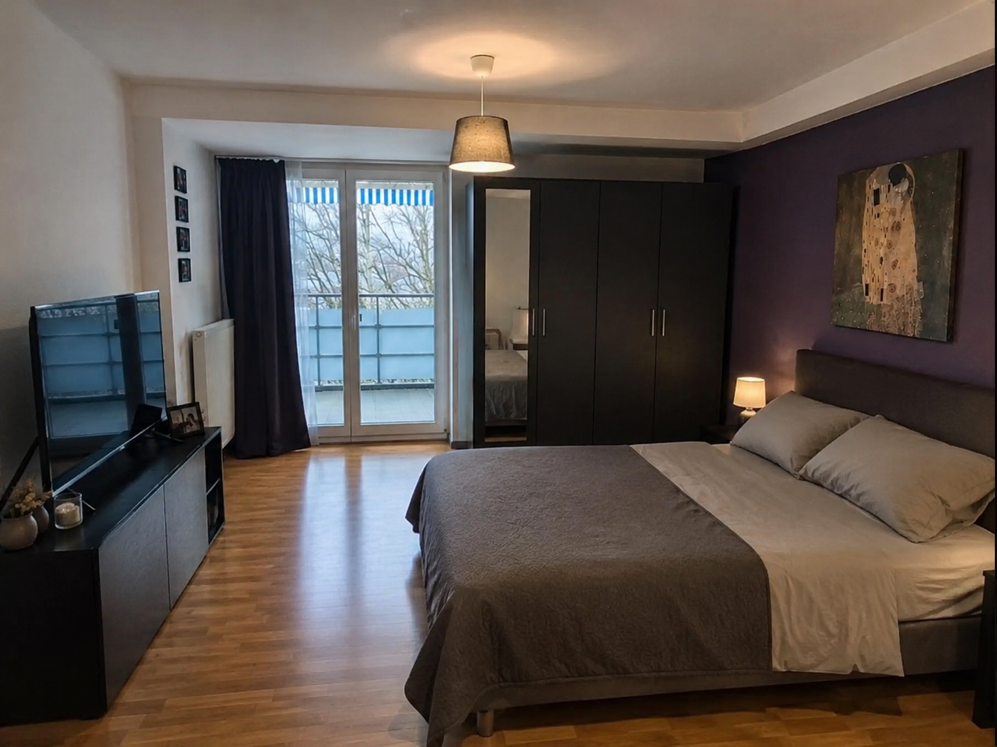 Helles Zimmer mit Einbauküche